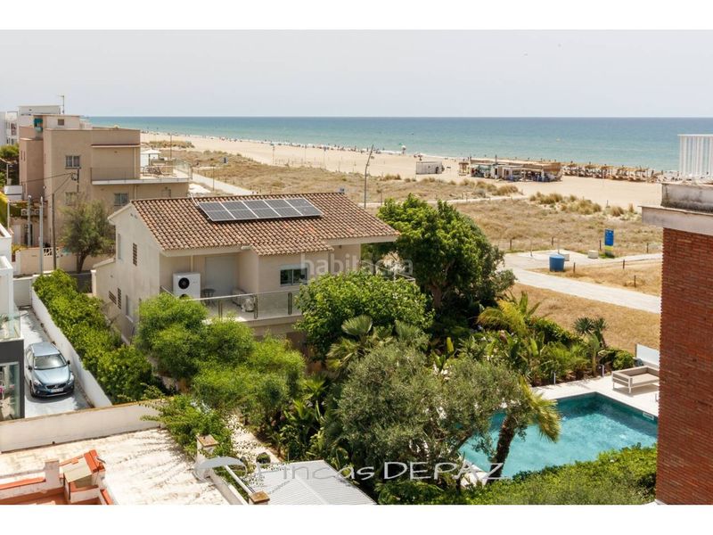 Foto 8e8c749e-e012-4aa9-8b88-e9c1b9f53dc7. Casa amb calefacció aparcament piscina a Baixador Castelldefels