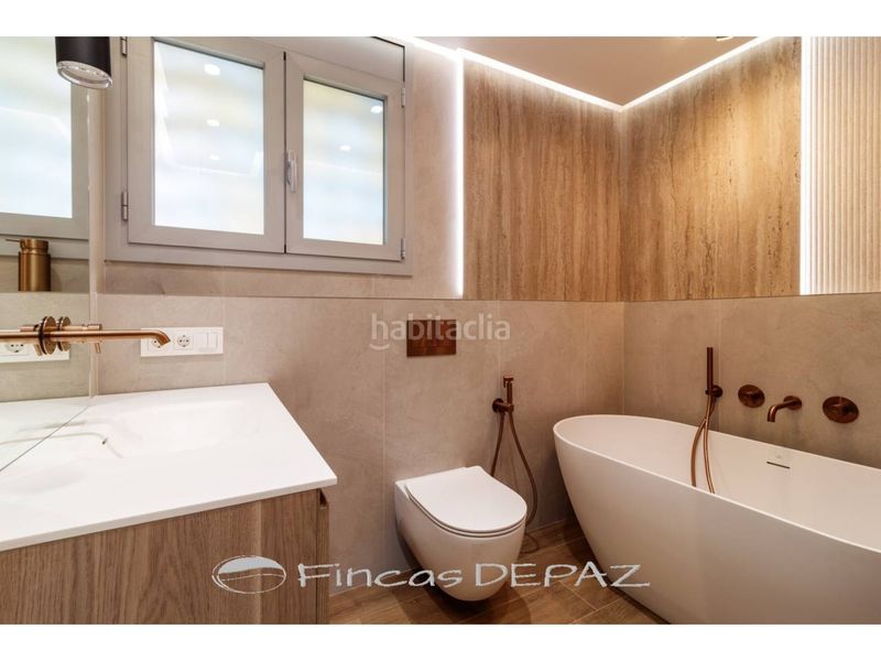 Foto e400ddb9-f6fc-4329-9b89-f73eddd22e47. Casa amb calefacció aparcament piscina a Baixador Castelldefels
