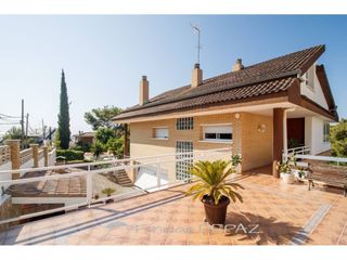 Chalet en Can Roca. Espectacular chalet unifamiliar con amplio jardín y 7 habitacion