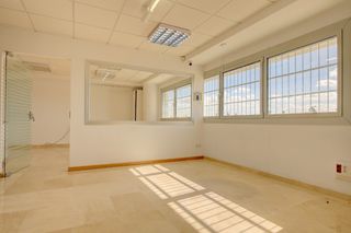 Location Bureau  Calle fluvià. Alquiler oficina amplia y luminosa en poligono son fuster