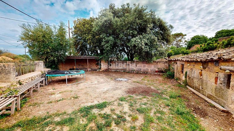 Foto c8d080f1-8584-45a7-b42b-5de9f2ab079f. Casa amb aparcament a Santa Eugènia
