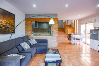 Casa adossada  Carrer carrer pamplona. Casa adosada con piscina privada  en canyelles urbanizacion les