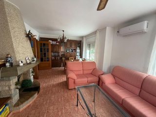 Reihenhaus  Avenida alemanya. Vivienda adosada de 3 plantas con garaje , 4 habitaciones , ampl