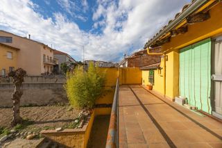 Casa adosada  Torell. Casa de 300 m2 amb jardi per reformar