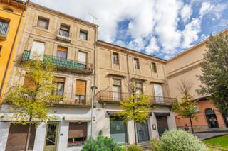Casa adosada en Torelló. Edificio con barrestaurante i pisos para reformar en torelló