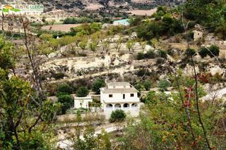 Chalet à Guimerà. Masía de unos 238 m2 con terreno de unos 8.900 m2 en los alreded