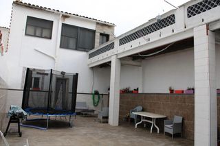 Casa adossada a Ivars d´Urgell. Una casa con acceso desde dos calles y un sinfín de posibilidade