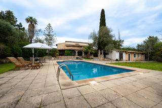 House in Binissalem. Casa rústica con piscina y jardín en binissalem