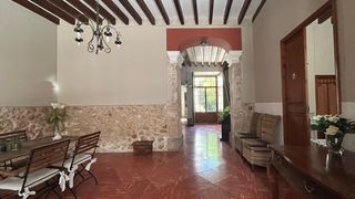 Country house in Alaró. Casa de pueblo en alaró con patio y licencia hotelera