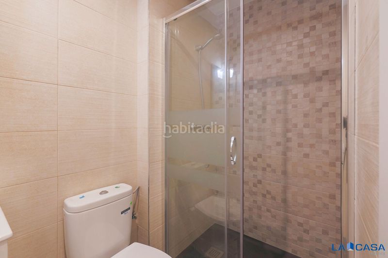 Foto 0b9038e7-a172-4b33-9710-7be5a7cf92ba. Planta baixa a Sants-Badal Barcelona