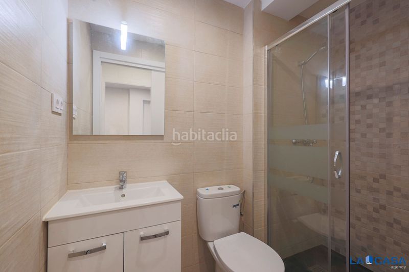 Foto ac533529-aad2-468d-a4f5-e22135ddacc1. Planta baixa a Sants-Badal Barcelona