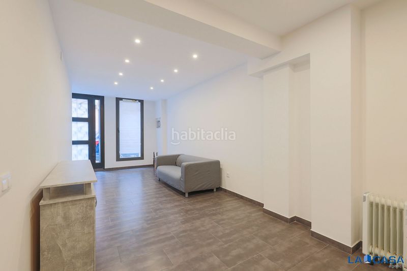 Foto d656f752-256f-475d-9080-551c7d6cd3e6. Planta baixa a Sants-Badal Barcelona