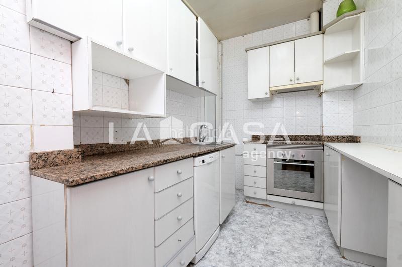 Foto 5fe83c75-6c7b-44f5-b853-1a7f2dd0ea21. Piso en Turó de la Peira Barcelona