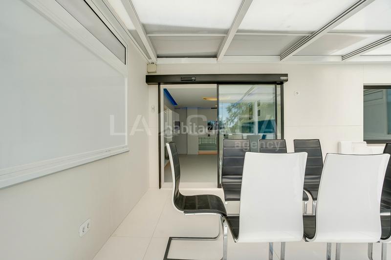 Foto a02e398d-d8ba-4646-a475-eb196db7d416. Piso espectacular piso de lujo con terraza y vistas al mar – 128 m², 3 habitaciones, parking y zonas comunes en Gavà