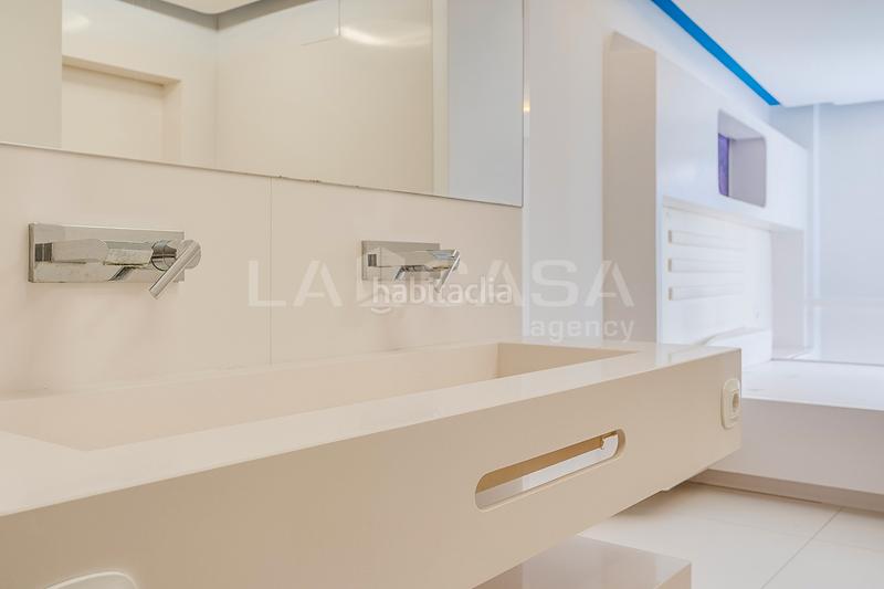 Foto b3e9738f-9b7f-4596-bc16-c9610fdefa4a. Piso espectacular piso de lujo con terraza y vistas al mar – 128 m², 3 habitaciones, parking y zonas comunes en Gavà