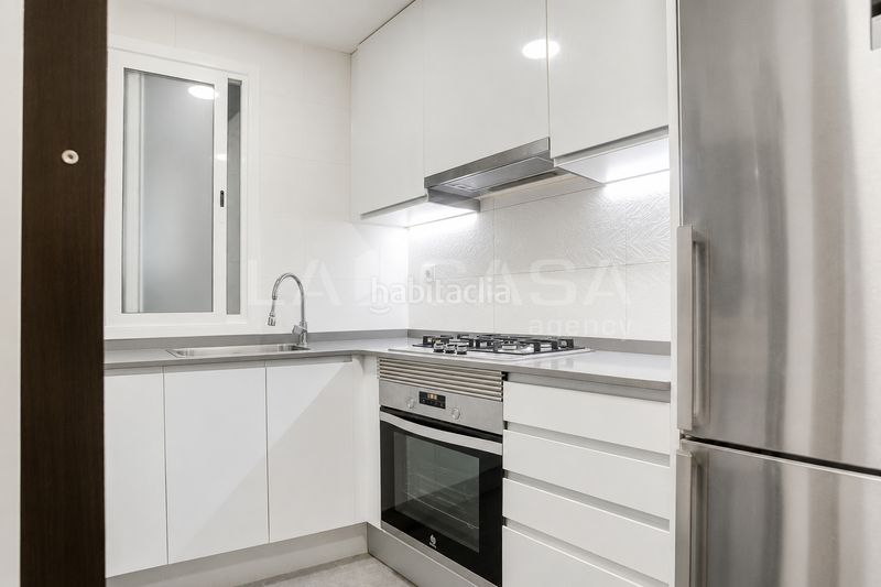 Foto 60c5e433-f0a5-49e8-9dfe-aa659057ad0b. Pis a Sants Barcelona