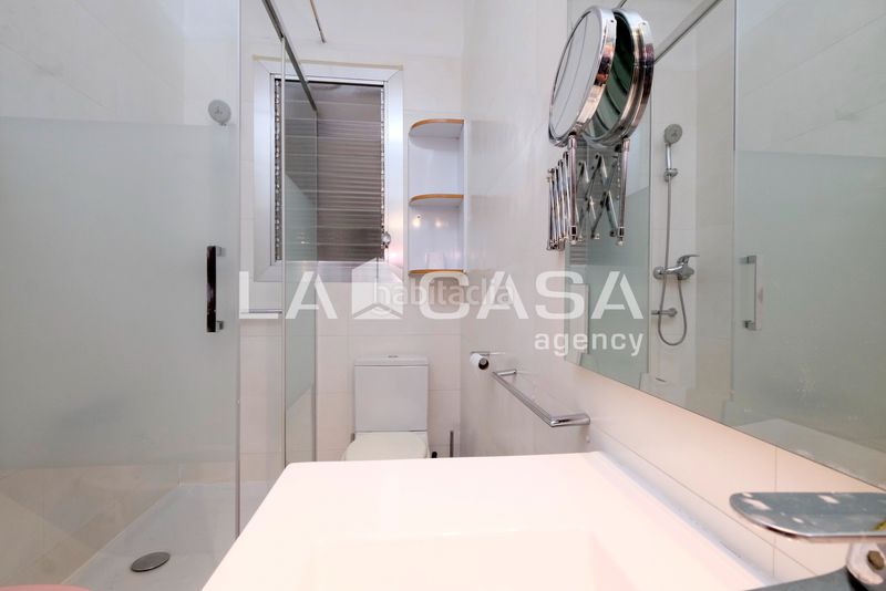Foto c0c7fe03-d02e-48a7-b211-1421a9adc331. Piso en Turó de la Peira Barcelona