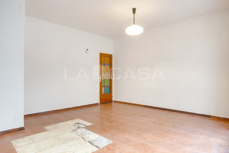 Foto cf73f871-90a6-49d6-ba52-ad4b4afc81d0. Pis a Sants Barcelona
