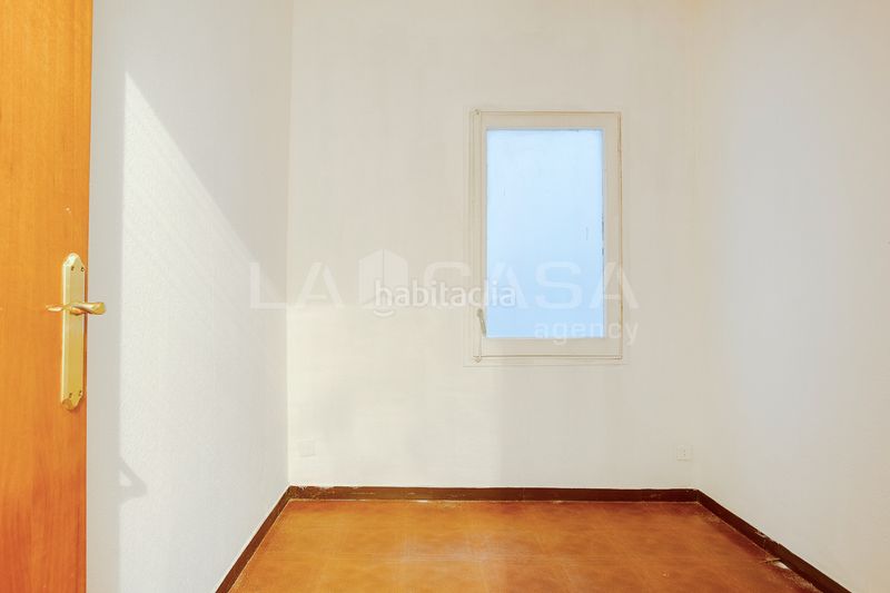 Foto f1e7c8f0-1cc5-4079-a861-33f024b46df3. Pis a Sants Barcelona