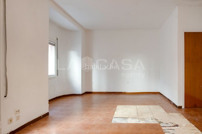 Foto f8d86e94-3617-470f-a3d6-680986affb04. Pis a Sants Barcelona