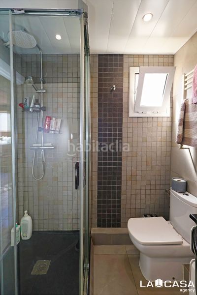 Foto 5e7b8fd0-19b7-4294-9f74-68fc7ae78707. Àtic amb calefacció a La Florida Hospitalet de Llobregat (L´)