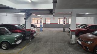 Aparcament cotxe a Fondo. Parking para coche mediano en zona fondo