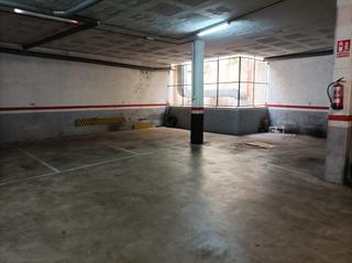 Aparcament cotxe a Santa Rosa. 2 plazas de parking para coche pequeño y mediano!!