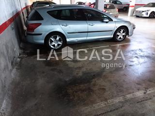 Aparcament cotxe a Santa Rosa. Plaza de parking en zona fondo