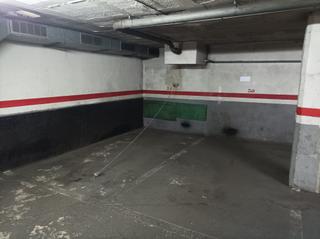 Aparcament cotxe a Santa Rosa. Plaza de parking para coche pequeño en santa rosa