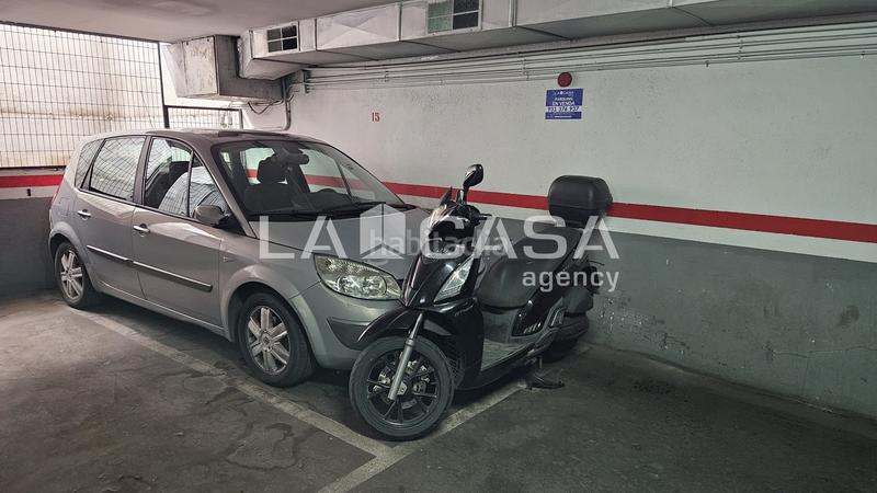 Foto 5fa23fe9-adfd-407c-8f90-d8fdb703ea39. Aparcament cotxe a Centre Santa Coloma de Gramenet