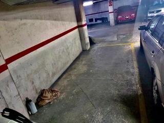 Aparcament cotxe a Centre. Garaje para coche pequeño en zona centro