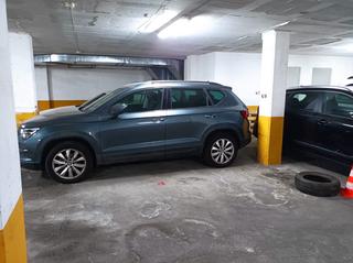 Aparcament cotxe a Fondo. Plaza en parking en zona fondo