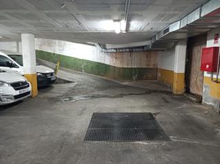 Aparcament cotxe a Fondo. Parking en zona fondo