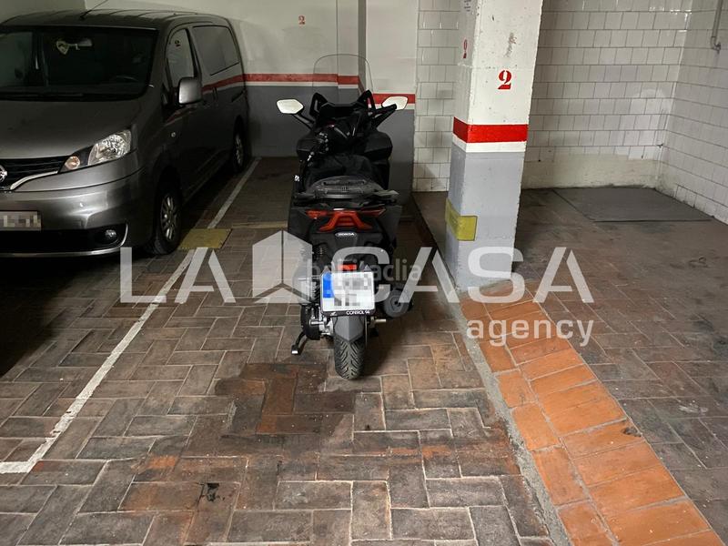 Foto 7a9b6d17-a7b8-4645-8b6b-9bc4587d3d8d. Aparcament cotxe a Centre Santa Coloma de Gramenet