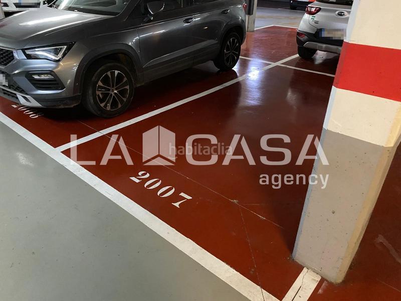 Foto 81085bd8-4270-4c8d-b71a-a0b7e823c4de. Parking coche en El Raval Santa Coloma de Gramenet