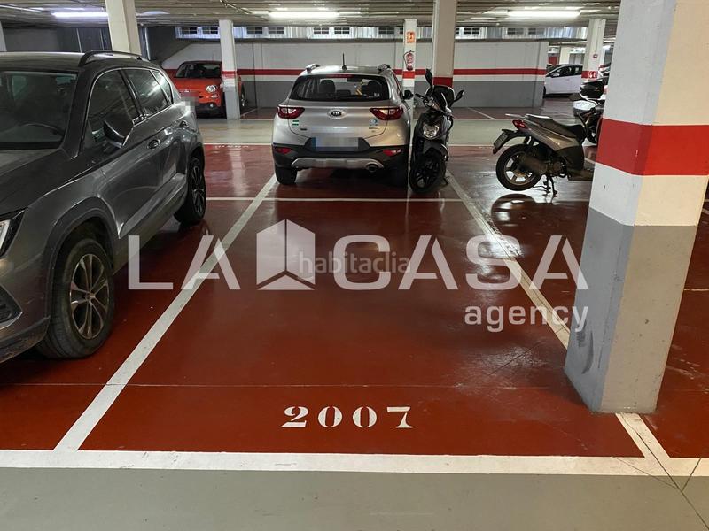 Foto c956f203-27fe-4f18-af68-e7849b2b691f. Parking coche en El Raval Santa Coloma de Gramenet