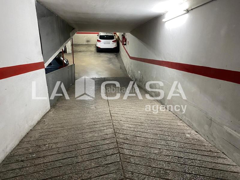 Foto c71853fb-e786-4432-98e3-b48cc55b7a80. Autoparkplatz in Puigfred Badalona