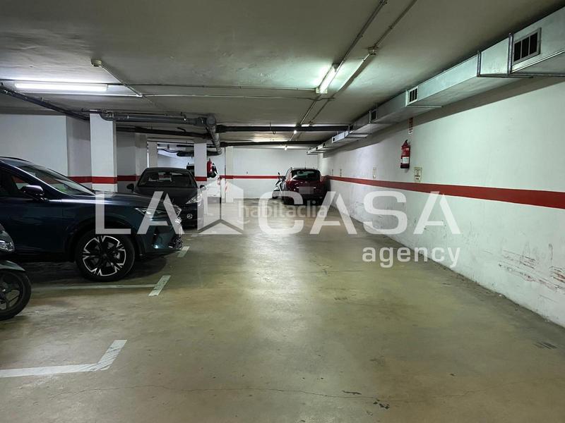 Foto e4af9da1-99df-407a-8345-5e47df51fc18. Autoparkplatz in Puigfred Badalona