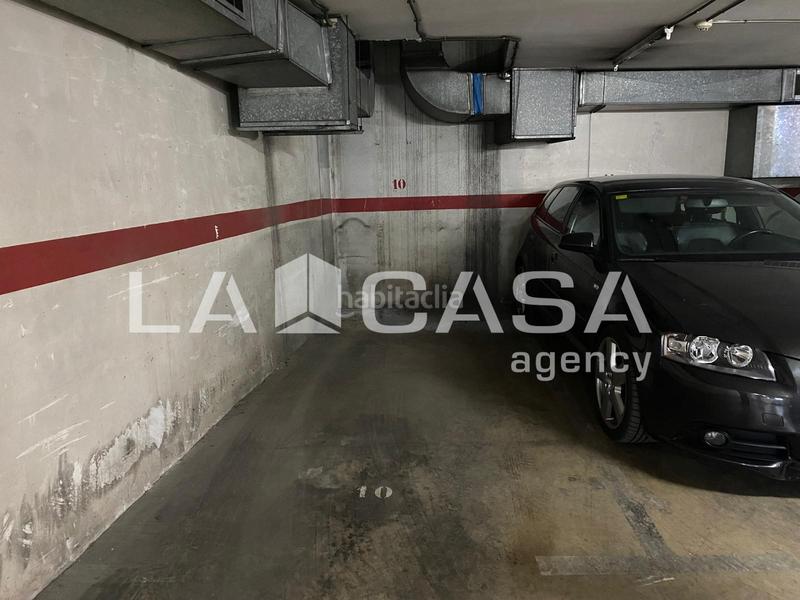 Foto edf9768e-869a-467f-99f7-a34b6f1fe1b2. Autoparkplatz in Puigfred Badalona