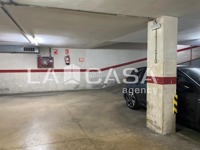 Foto f16a7793-48f7-44a2-bb2a-8bf0a4b33615. Autoparkplatz in Puigfred Badalona