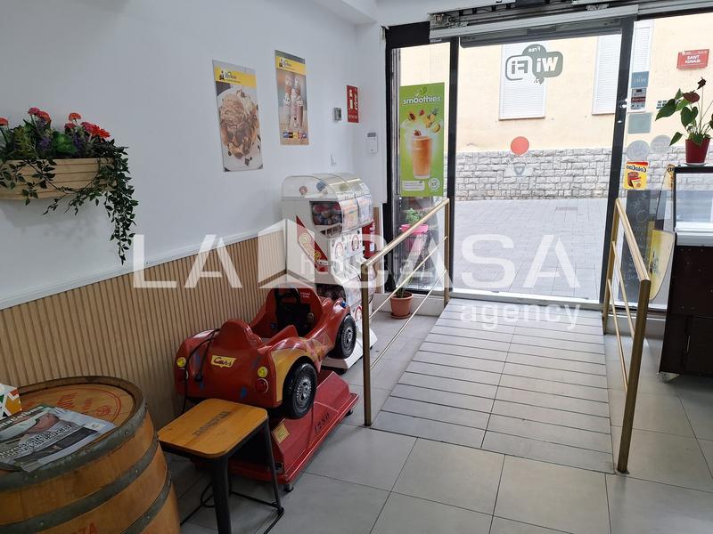 Foto b0c8a341-6172-4989-a2fd-9cca531ae74d. Local comercial a Centre Santa Coloma de Gramenet