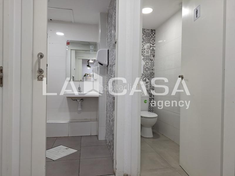 Foto c6f1b81d-d4b4-4a66-afa1-01db9b02566f. Local comercial a Centre Santa Coloma de Gramenet