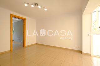 Appartement à Trinitat Nova. La casa agency presenta luminoso piso exterior en calle aiguabla