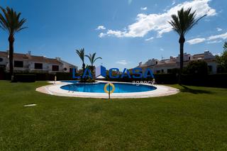 Casa adossada a Segur de Calafell Nucli Urbà. La casa agency vende en exclusivaencantadora casa adosada con ac