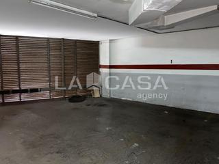 Parking voiture  Passatge de caralt. Plaza de parking para coche grande en singuerlín