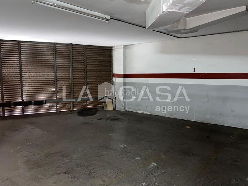 Foto 4a3cdf64-b1f9-453c-945b-b2a59848609b. Parking coche plaza de parking para coche grande en Singuerlín en Santa Coloma de Gramenet