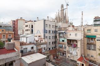 Pis a Sagrada Família. Piso con terraza y vistas a la sagrada família  finca seminueva