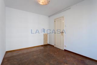 Pis a Sagrada Família. Piso con gran potencial en sagrada familia  84 m en finca con as