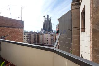Attico in Sagrada Família. Oportunidad única! se vende precioso ático exterior de 100m.
