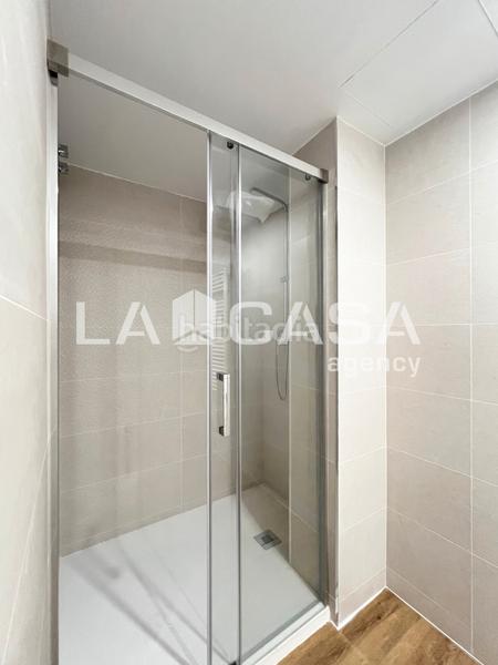 Foto 1f7ecd69-9b9a-41b2-bf77-85ee2af6eb34. Zweistöckige wohnung in Llefià Badalona